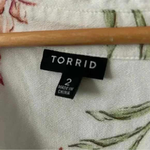 Torrid Ivory Floral  Crepe Button Blouse 2X - Picture 5 of 7